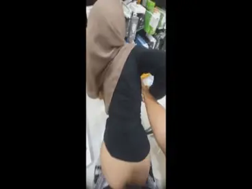 Đang trang điểm nhưng cũng bị đút cu