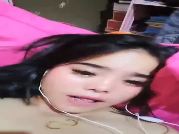 Pamer Memek Basah Lengkap dengan Earphone Putih, Gaya Live Unik yang Tidak Biasa